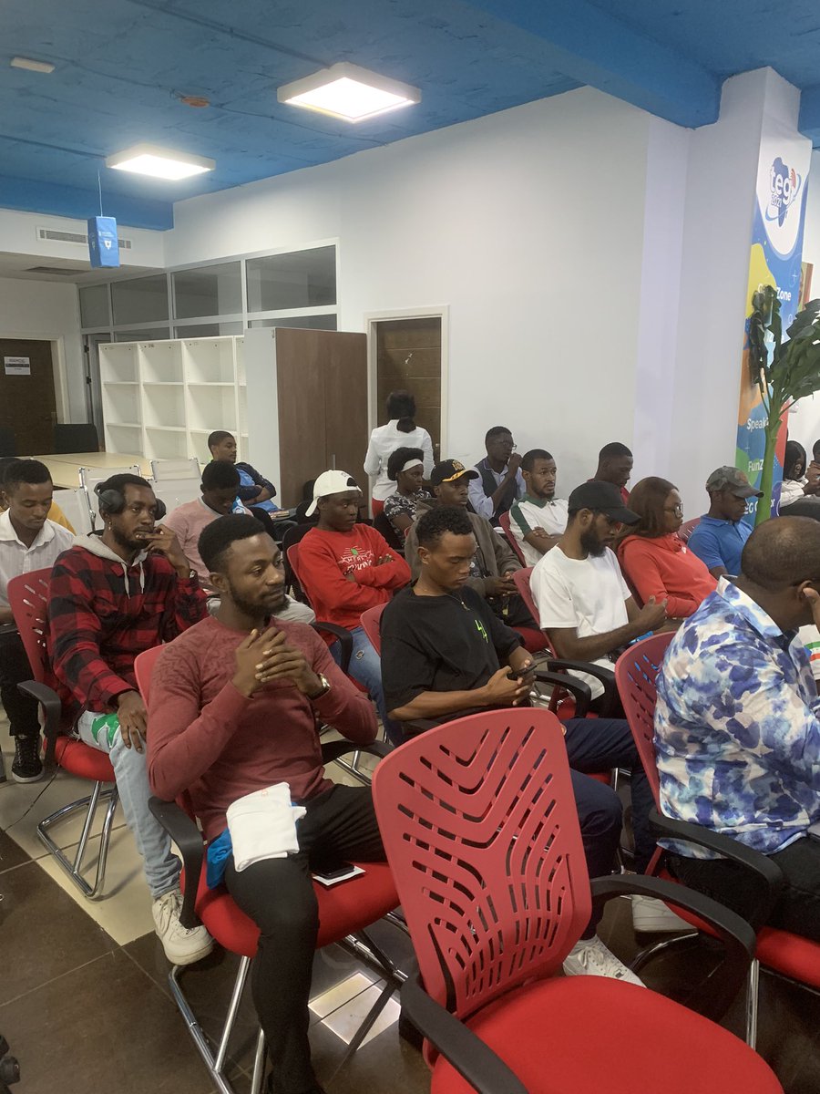 Desde la Fundación IDENTIC charlando con los más jóvenes sobre el buen uso de las redes sociales. (30 de Junio, día internacional de las redes sociales)