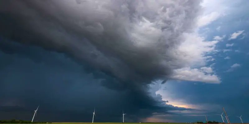 Calling all storm chasers! ⚡️🌪️ Safety first, always! 
Here are crucial precautions every storm chaser must follow. 🌩️💨

tinyurl.com/mr68az4s 

 #StormChasing #SafetyFirst #RespectMotherNature