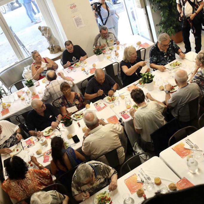 🇫🇷 A Nice, le restaurant l'Alegria propose des repas à 3 euros pour des personnes âgées isolées et en situation de précarité ! Des producteurs locaux fournissent les fruits et légumes et les plats sont préparés par des étudiants ! 👏 (France 3)

📸 Ville de Nice