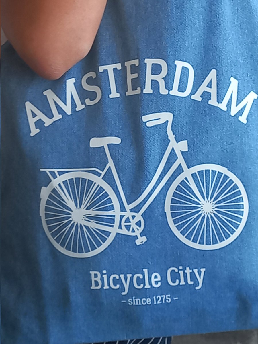 So who invented the bicycle in 1275?

(Ik zie een toerist met een tas).
#souvenir