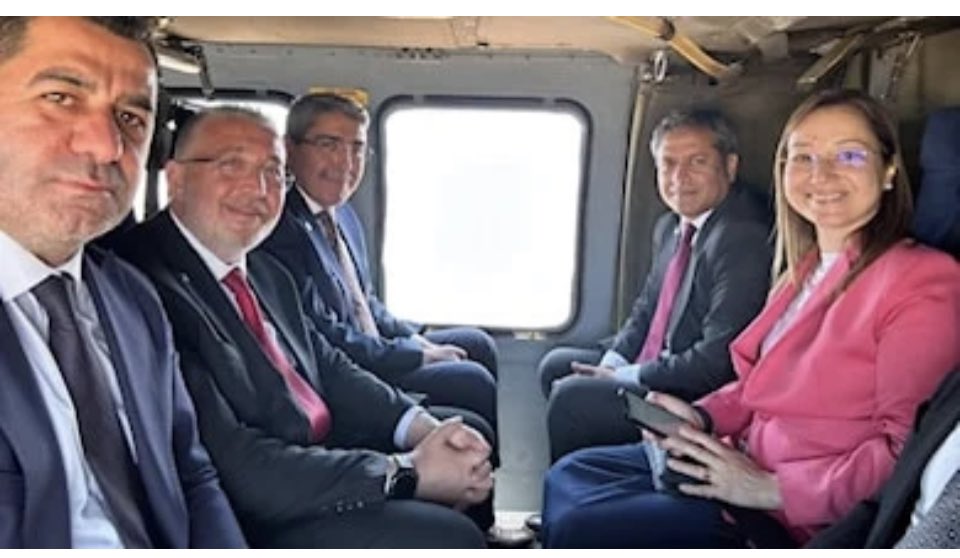 Gaziantep'in AKP'li üç milletvekili ve İl Başkanı güzergahın büyük bölümü otoyol olan 89 kilometre uzaklıktaki İslahiye'ye bayram ziyareti için HELİKOPTER  ile gitmişler. Maaliyet yaklaşık 170 bin TL.
Beytülmalın haramileri, bu pozu vermekten utanmadınız mı? 
Helikopterin parası