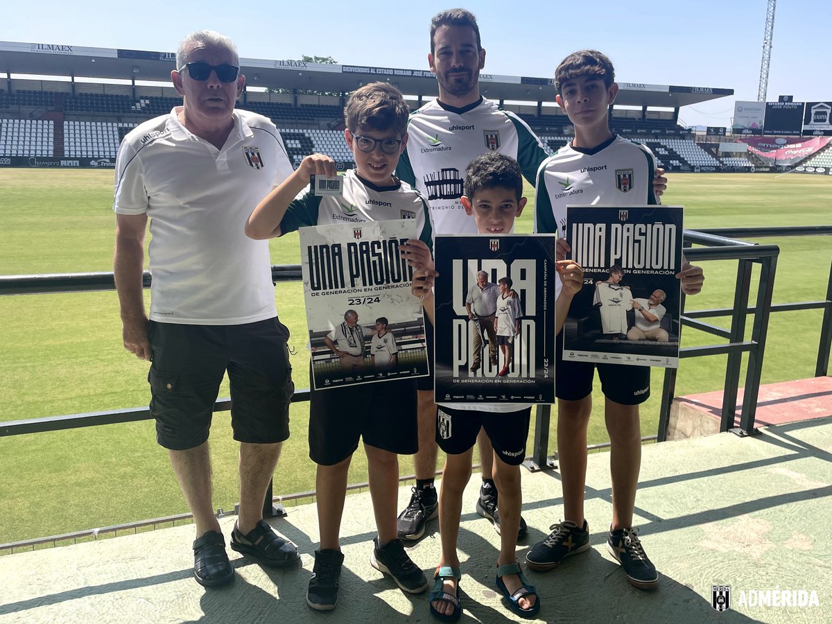 Merida_AD's tweet photo. 😍 Hoy ha venido a por su abono el protagonista de nuestra campaña de abonados, César Cillán.

⚪️⚫️ Además, como debe ser, acompañado de su abuelo (el de verdad)  y su tío, abonados durante muchos años, y sus primos

🔝 ¡𝗦𝗼𝗶𝘀 𝗺𝘂𝘆 𝗴𝗿𝗮𝗻𝗱𝗲𝘀!

#UnaPasión https://t.co/GtC1ttNpQz