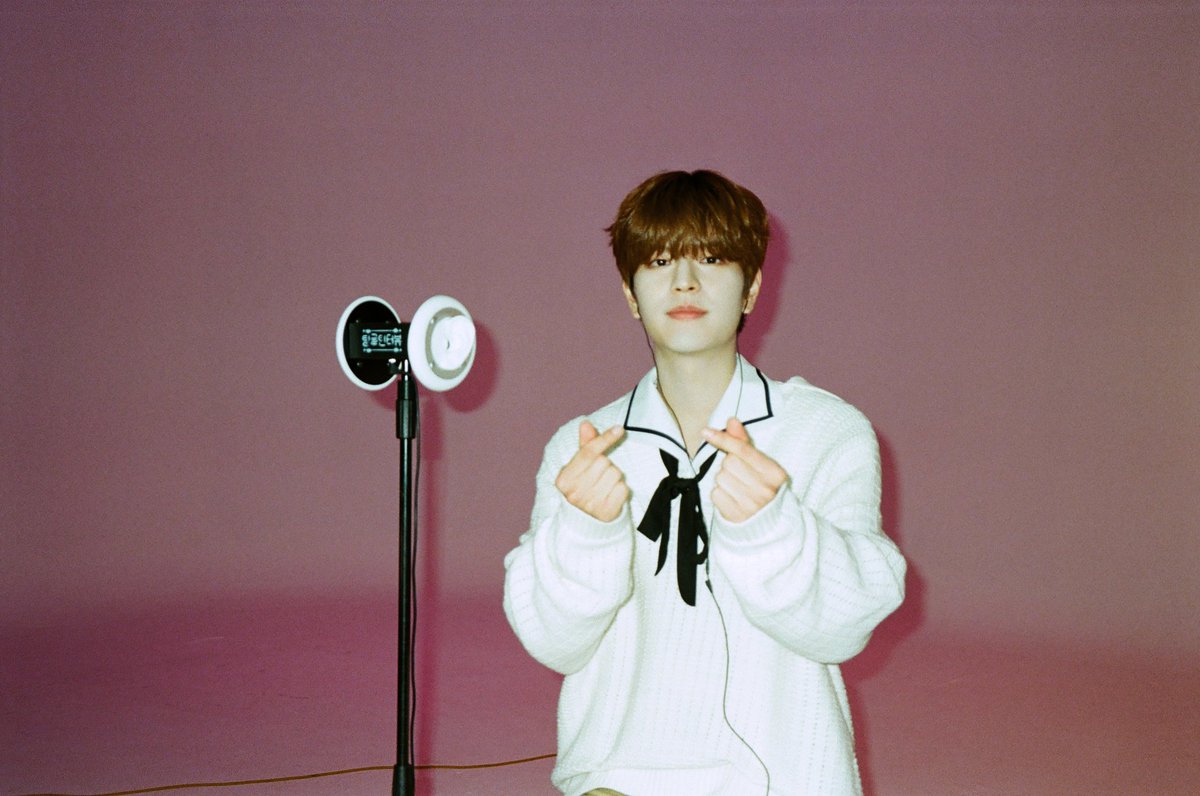 straykidsrussia's tweet photo. [230630] @Stray_Kids » @M2MPD »
Июньские воспоминания, записанные на плëночную камеру📸 Давайте обязательно проведём и июль вместе с M2❣ #ИюньскийM2 #M2film #TingleInterview #StrayKids #스트레이키즈 @Stray_Kids https://t.co/wA1X3CsP4P