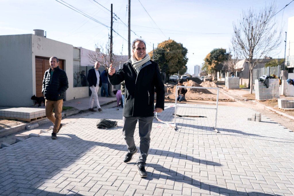 🚧 Con el adoquinado de pasajes como el San Juan al 1400, estamos mejorando la red vial de la ciudad. Esta obra, esperada durante 30 años, es fruto del trabajo conjunto con las organizaciones sociales. 
¡Avanzamos en la obra pública que transforma y mejora la calidad de vida! 🚧
