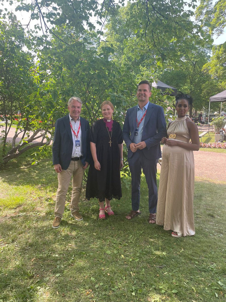 Viimeisen päivän <a href="/SuomiAreena/">SuomiAreena</a>’n kruunasi keskustelu Mitkä vapaudet tarvitsevat puolustajaansa 2023? Erityisesti jäi mieleeni <a href="/MariLeppane/">Mari Leppänen</a> ajatus, ettei meidän yksilöiden tarvitse selvitä yksin vaan olemme täällä toistemme tukena ja heikkous on hyväksyttävää ❤️ #lapsenoikeudet