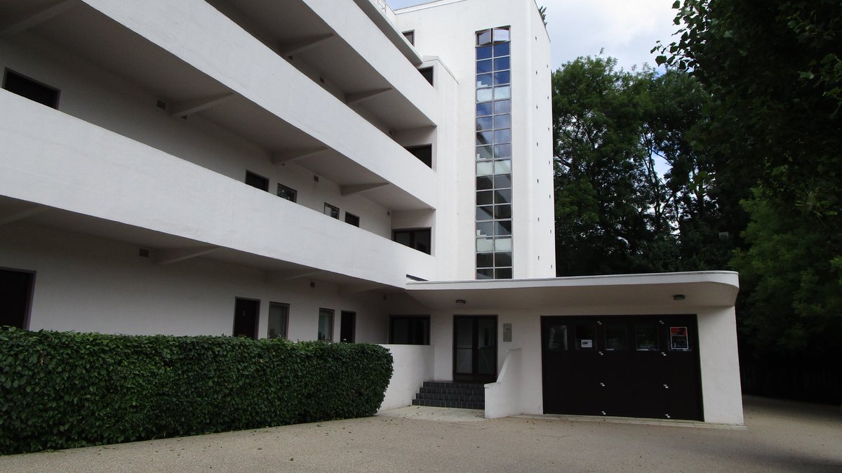 BIG NEWS! On Sunday July 2 11am-1pm you have a rare chance to see inside one of our flats courtesy of volunteer Paul. We ask that you are patient as there may be a queue, and that you make a small donation to the trust that keeps us going. The gallery itself is open 11am-4pm.