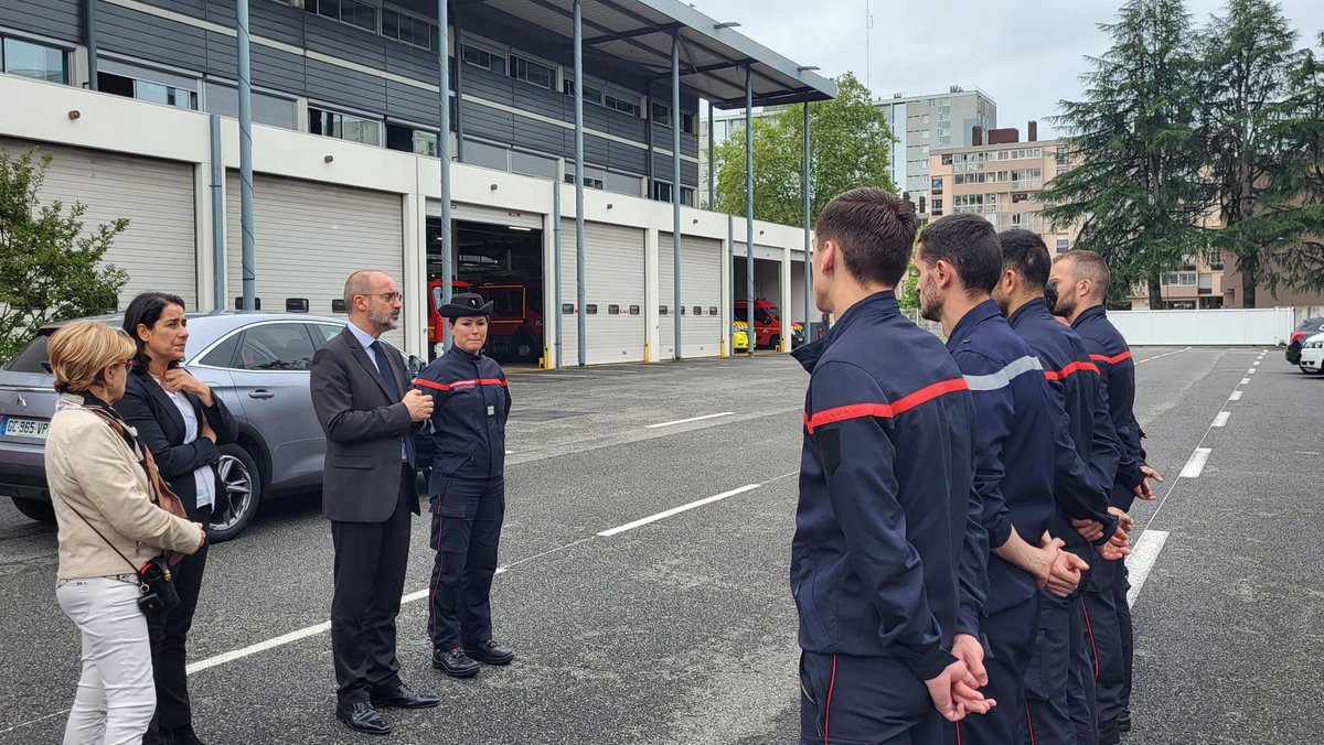 🤝 Le préfet a tenu également à rencontrer les hommes et les femmes qui ont été mobilisés cette nuit, les remercier pour leur engagement et leur bravoure.