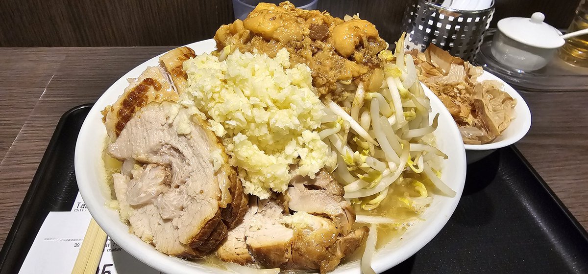 derekticon's tweet photo. Perhaps, the only legitimate jiro style ramen in Singapore.  
 おそらくシンガポールで唯一正規の二郎系ラーメン
 #brothersramen https://t.co/VlvcnDwyau