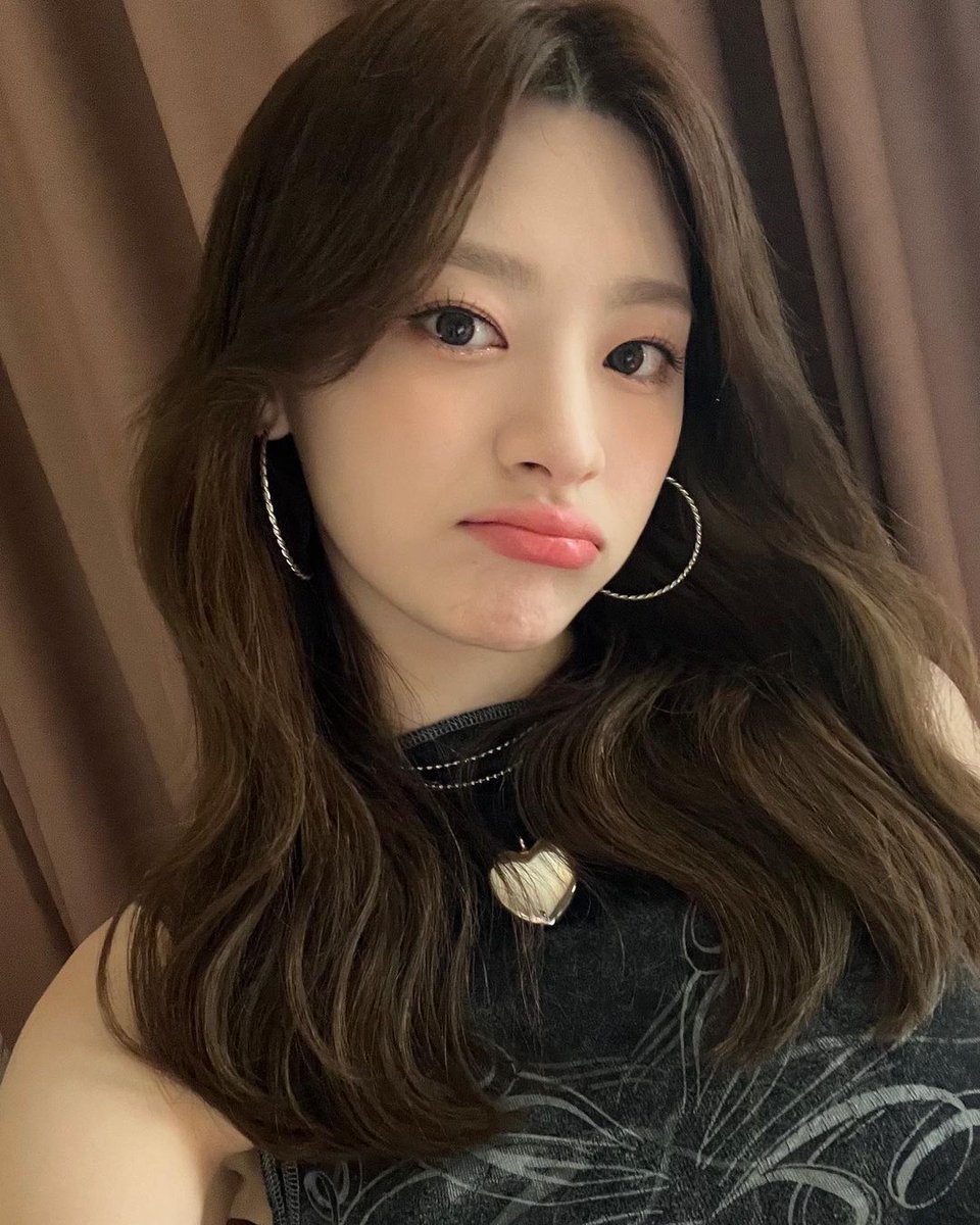 SEEUNIYE's tweet photo. more with the energy piled up for a glance returned to all with fireworks bursting into the air without stopping, get ready for the heart's delight as the day's end gift ✨😶‍🌫️🔥🌃 https://t.co/L5drLAUip7