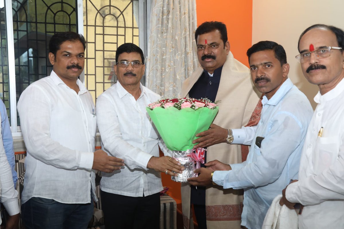 KapilPatil_'s tweet photo. `संपर्क से समर्थन' कार्यक्रमात मुरबाड तालुक्यातील व्यावसायिक काशिनाथ झुंझारराव यांची भेट घेतली. पंतप्रधान श्री. नरेंद्र मोदीजींच्या सरकारने ९ वर्षात केलेल्या कार्याचे त्यांना माहितीपत्रक दिले. तसेच उद्योग व लघुउद्योगाच्या क्षेत्रातील योजनांची माहिती दिली.
#bjp #modi9 #modiat9 https://t.co/QbD622c1ZI