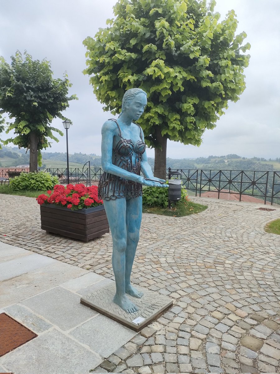 toostenrijk's tweet photo. Een leuke variant op het beeld #Hanneken van #GerhardLentink, gezien in #Murazzano #Piemonte #Langhe met ook andere kunstwerken, alle gemaakt van sleutels. https://t.co/DYnQQjavJH