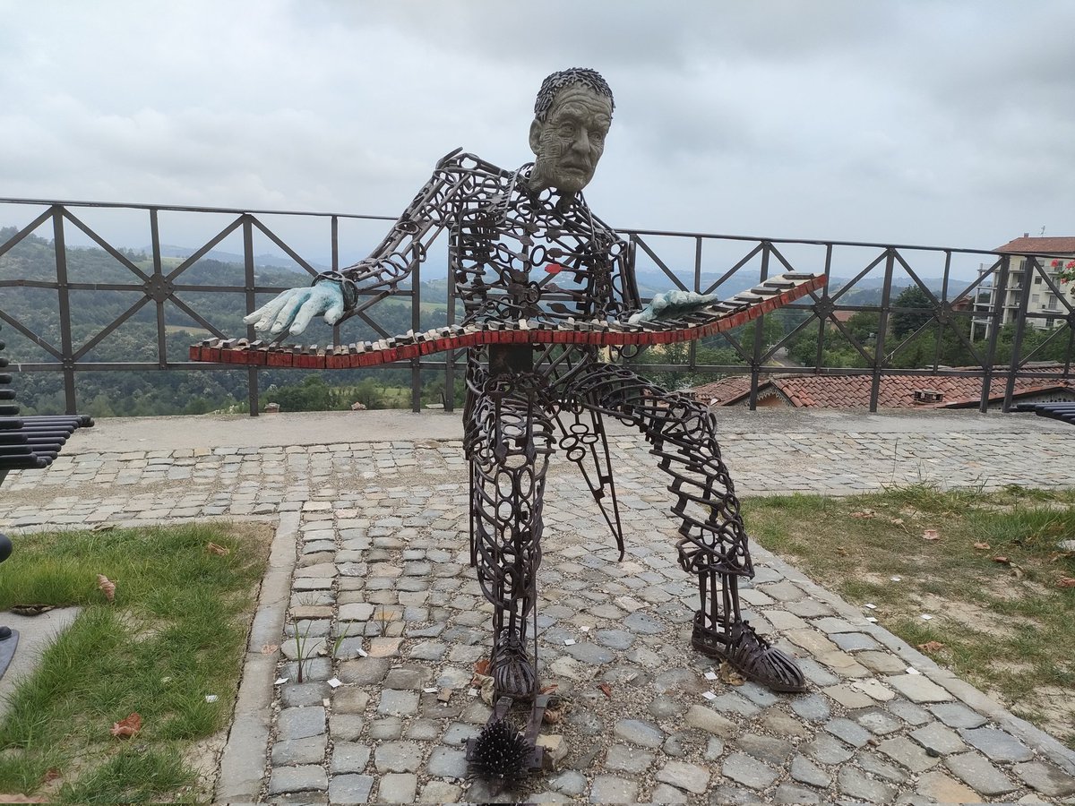 toostenrijk's tweet photo. Een leuke variant op het beeld #Hanneken van #GerhardLentink, gezien in #Murazzano #Piemonte #Langhe met ook andere kunstwerken, alle gemaakt van sleutels. https://t.co/DYnQQjavJH
