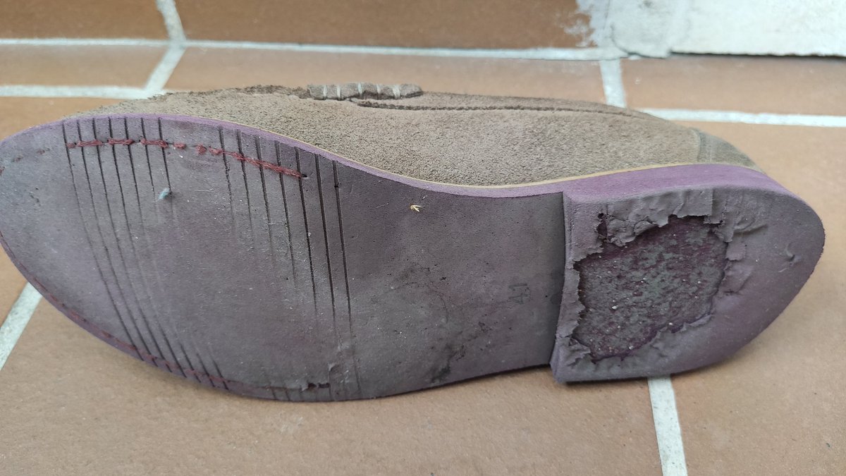 irodper's tweet photo. @elgansospain es normal que se estén desintegrando ambos zapatos por debajo?? Llevan una temporada guardados y al volver a usarlos, me quedo sin suela según ando. https://t.co/wptFBOS2x8