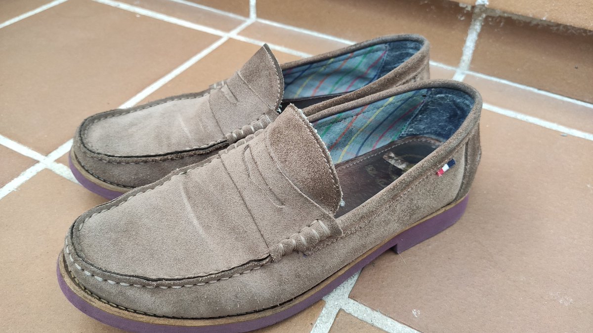irodper's tweet photo. @elgansospain es normal que se estén desintegrando ambos zapatos por debajo?? Llevan una temporada guardados y al volver a usarlos, me quedo sin suela según ando. https://t.co/wptFBOS2x8