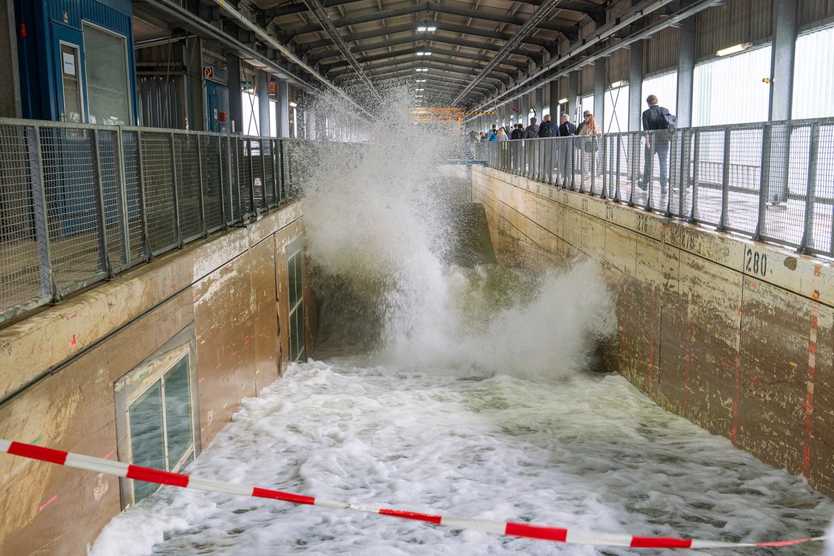 TU Braunschweig (@tubraunschweig) on Twitter photo Die perfekte Welle! 🌊Heute wurde der erweiterte Wellenströmungskanal mit der weltweit größten Wellenmaschine von Wirtschafts- & Klimaschutzminister Robert Habeck und Ministerpräsident Stephan Weil gemeinsam mit <a href="/UniHannover/">Leibniz Uni Hannover</a> und #TUBraunschweig eröffnet.
👉lnk.tu-bs.de/AWK4YB Die perfekte Welle! 🌊Heute wurde der erweiterte Wellenströmungskanal mit der weltweit größten Wellenmaschine von Wirtschafts- & Klimaschutzminister Robert Habeck und Ministerpräsident Stephan Weil gemeinsam mit <a href="/UniHannover/">Leibniz Uni Hannover</a> und #TUBraunschweig eröffnet.
👉lnk.tu-bs.de/AWK4YB