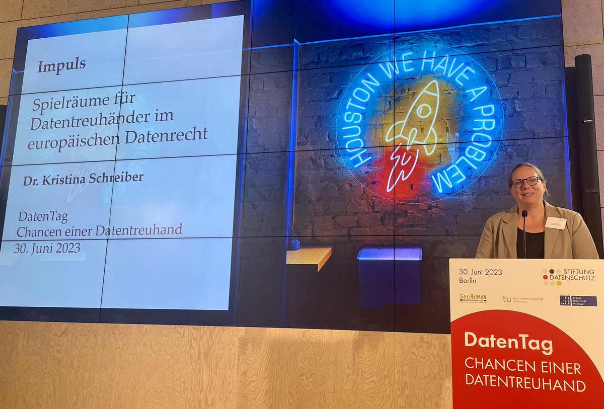 „Und bei allem gilt die #DSGVO“…

Welche Spielräume das europäische #Datenrecht, speziell der #DGA, für Ansätze zur #Datentreuhand schafft aber auch begrenzt, skizziert <a href="/AinKristina/">RA’in Kristina Schreiber</a> Schreiber beim #DatenTag