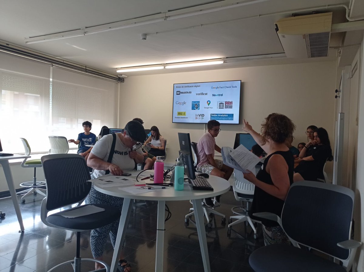 iplanascam's tweet photo. @univgirona Alumnes implicats i motivats als tallers "Informació vs desinformació" de la @UdGBiblioteca #UdGCampusEstiu @univgirona clau per: aclarir conceptes, destriar info fiable vs no fiable i descobrir eines de verificació. Genial!!! https://t.co/Lhb6bS4a1B