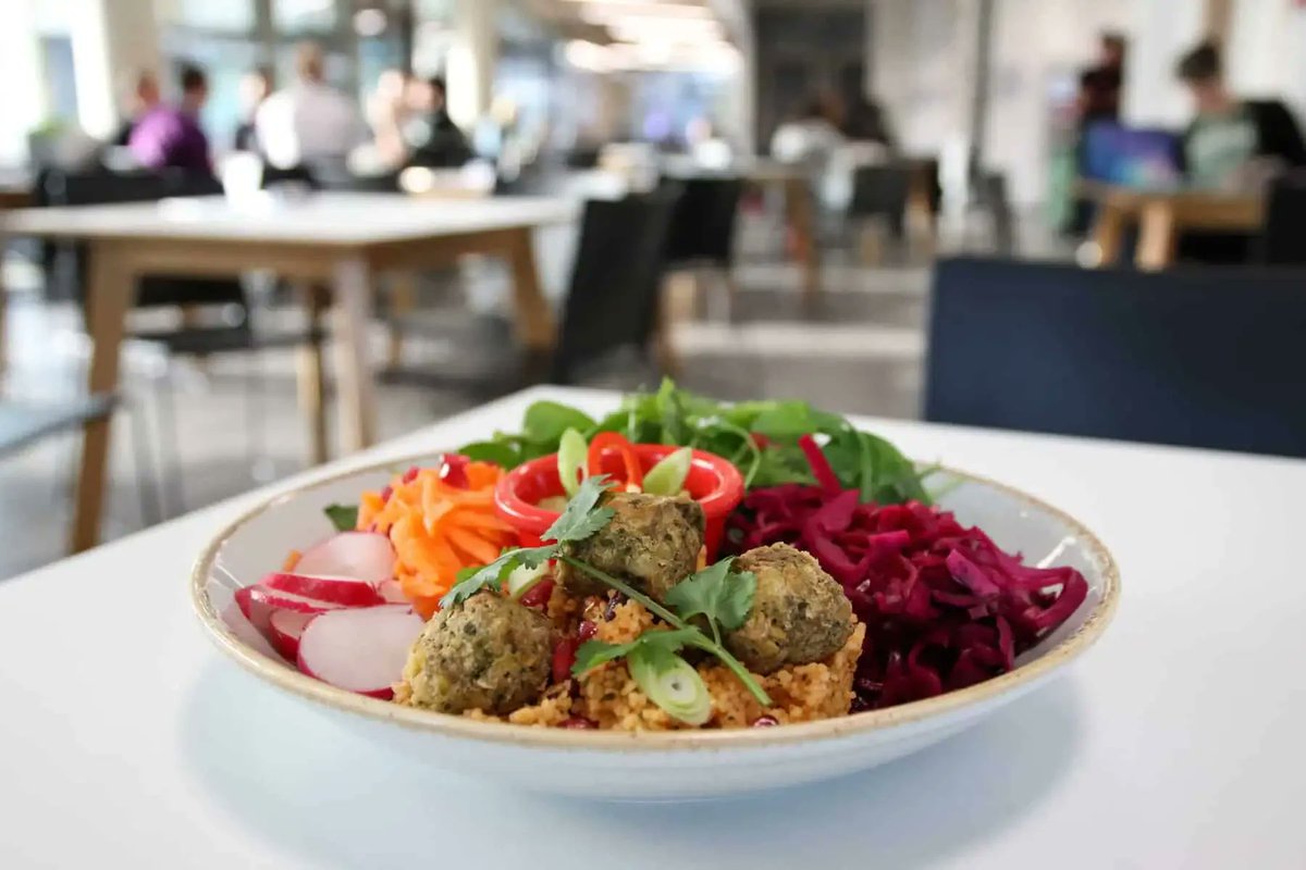 Students at Kent University have voted in favour of transitioning to 100% plant-based catering in the coming years as part of the Plant-Based Universities campaign: vegconomist.com/gastronomy-foo…