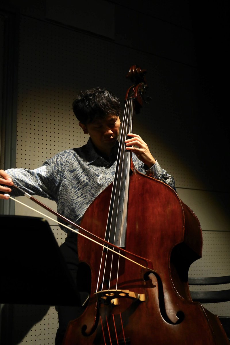 NotteReading's tweet photo. その上での「お父さん！」という呼びかけが心に沁みます。
やや「新派」らしい涙の終幕を甘くなりすぎないように描きました。
4人のチームワークで、本当の「虎座」が演じたように思われました。跳ね狂う虎に「深井！」の掛け声がかかる場面は住田悠太さんのコントラバスとも相まって圧巻の出来。 https://t.co/gXD4Qr38kp