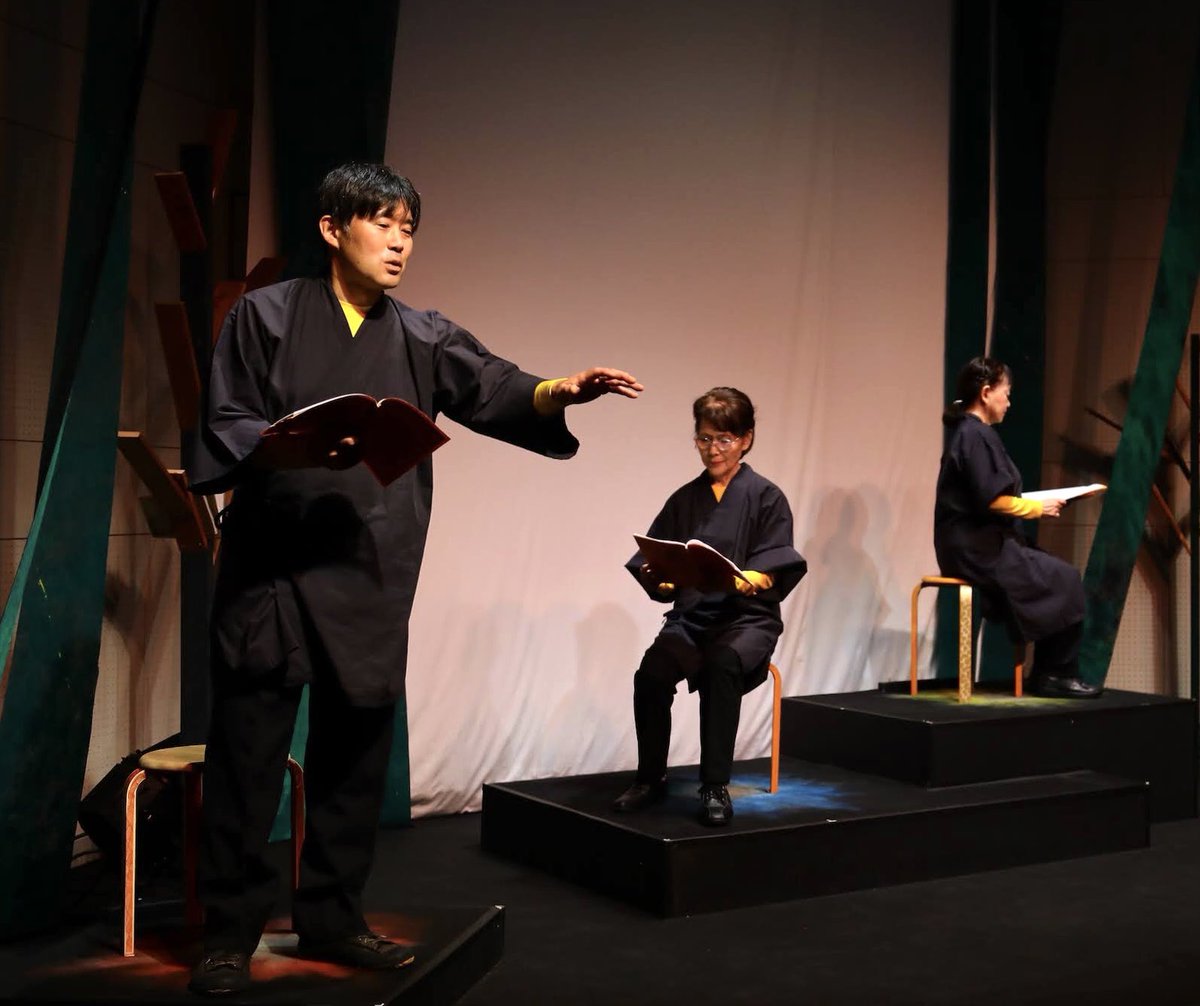 NotteReading's tweet photo. 座長・由井は川上音二郎から離反して一座を築いた伊井蓉峰（いいようほう〈良い容貌から付けた芸名〉）、『継しき仲』は新派の人気演目『生さぬ仲』（1912年柳川春葉原作）をもじったものらしく、新派の変遷をかなり追ったものと思われます。
深井八輔も実在の��優・藤井六輔（1874-1931）がモデル。 https://t.co/w6BiMVhD9c