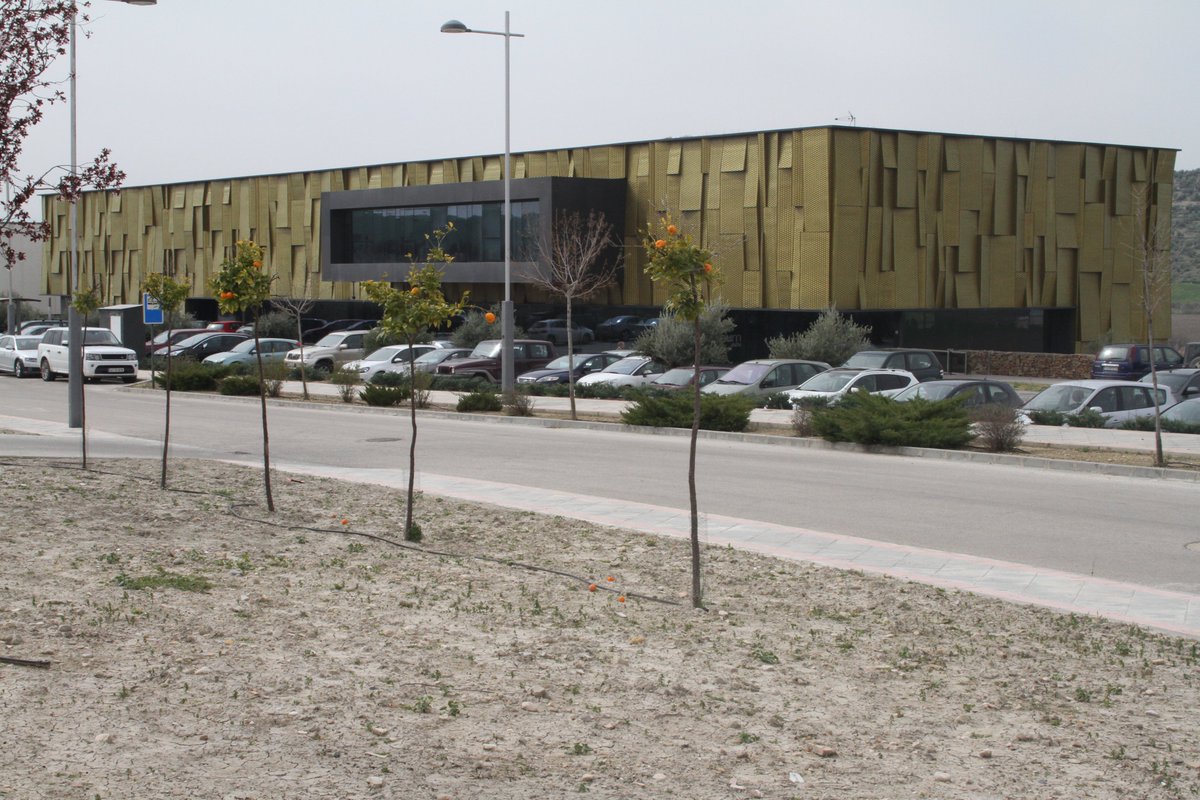 🚔 ¡Tu comodidad es nuestra prioridad en Terra Oleum! Disfruta de una visita sin preocupaciones gracias a nuestro amplio y gratuito estacionamiento. Situado junto a la entrada principal del museo, te brinda acceso directo a nuestras instalaciones.