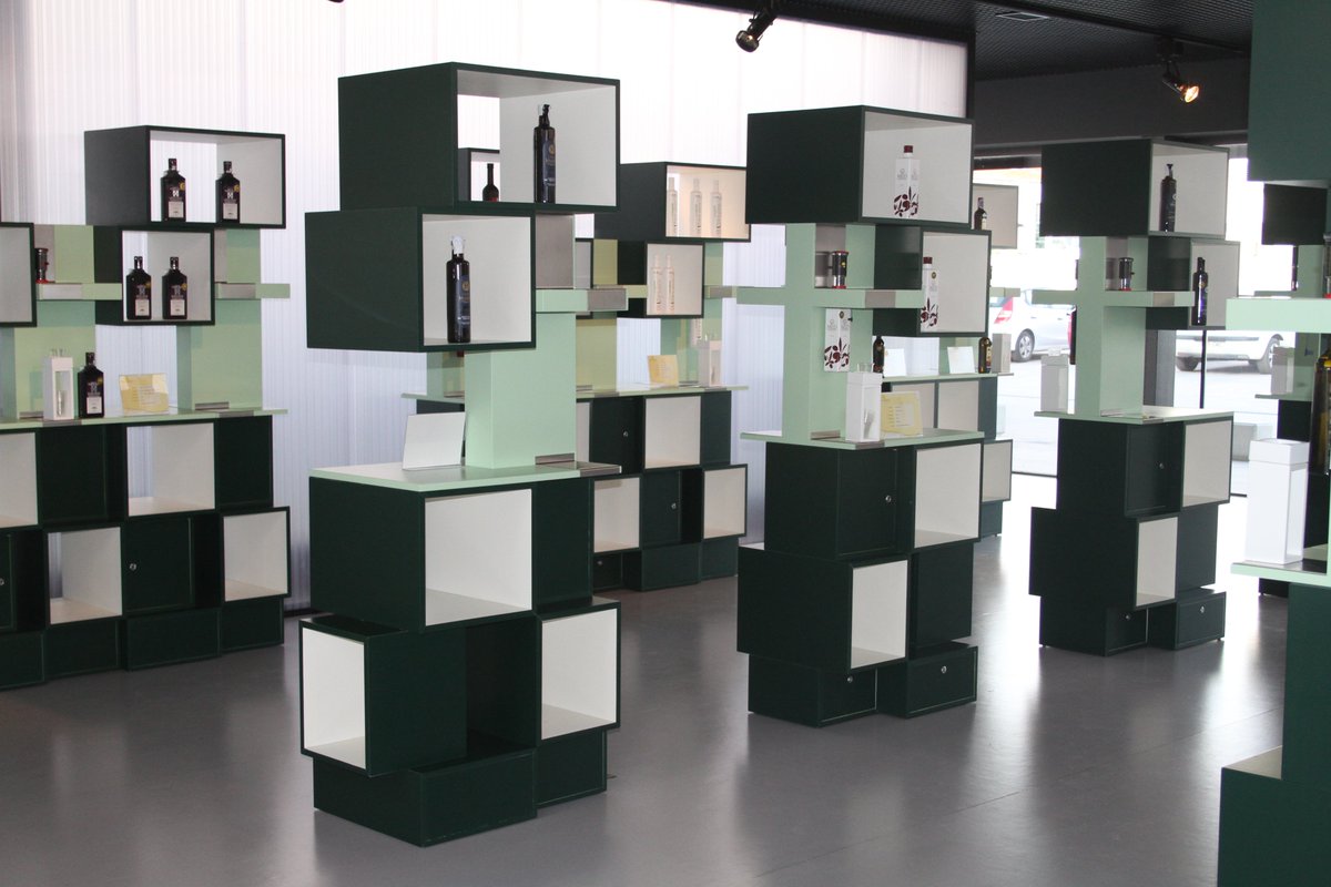 ¡Sumérgete en un festival de sabores en la Oleoteca del Museo! 👋🏼

Descubre los mejores aceites de Jaén, Andalucía y otras regiones de España. Frutados verdes y maduros, con aromas a tomate, higuera... una experiencia sensorial única.