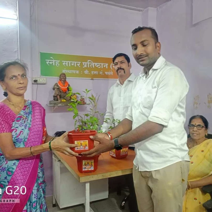 AmitKharwar52's tweet image. आषाढी एकादशी के मौके पर स्नेह सागर प्रतिष्ठान द्वारा आयोजित तुलसी का पौधा देकर महिलाओं का सम्मान किया गया।
Adv. Ashish Shelar - ॲड. आशिष शेलार #Dev_Fadnavis BJYM North West Mumbai BJP Yuva Morcha - Ward 79 Bhilare Sachin