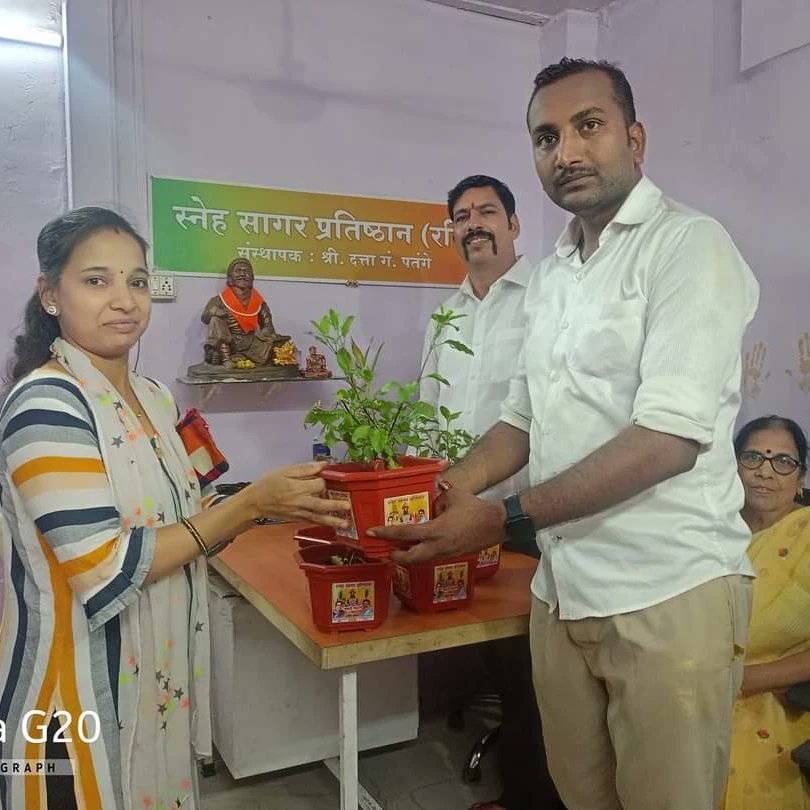 AmitKharwar52's tweet image. आषाढी एकादशी के मौके पर स्नेह सागर प्रतिष्ठान द्वारा आयोजित तुलसी का पौधा देकर महिलाओं का सम्मान किया गया।
Adv. Ashish Shelar - ॲड. आशिष शेलार #Dev_Fadnavis BJYM North West Mumbai BJP Yuva Morcha - Ward 79 Bhilare Sachin