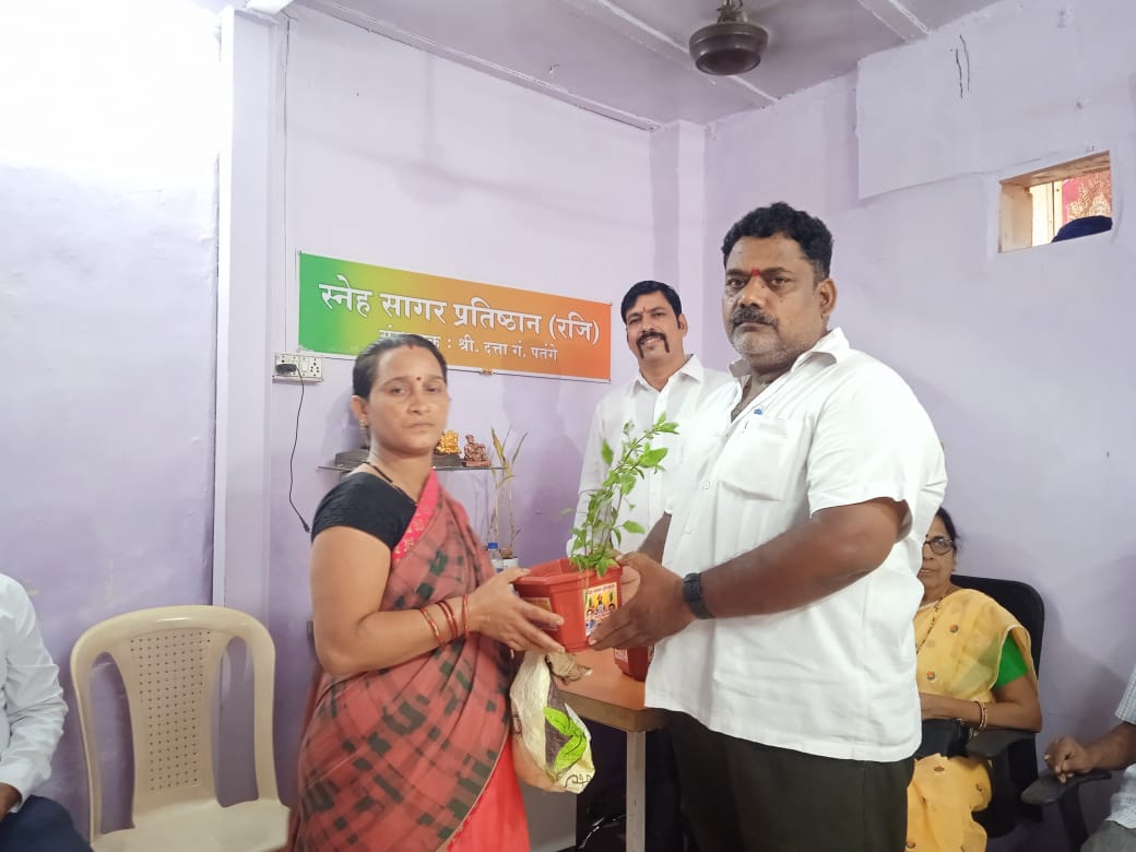 AmitKharwar52's tweet image. आषाढी एकादशी के मौके पर स्नेह सागर प्रतिष्ठान द्वारा आयोजित तुलसी का पौधा देकर महिलाओं का सम्मान किया गया।
Adv. Ashish Shelar - ॲड. आशिष शेलार #Dev_Fadnavis BJYM North West Mumbai BJP Yuva Morcha - Ward 79 Bhilare Sachin