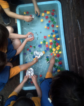 EpicExminster's tweet photo. In maths today, the children in Reception made foil boats and compared the amount of bears and marbles they could hold. They used the words more and fewer when comparing them. https://t.co/MFpnOEfiLc