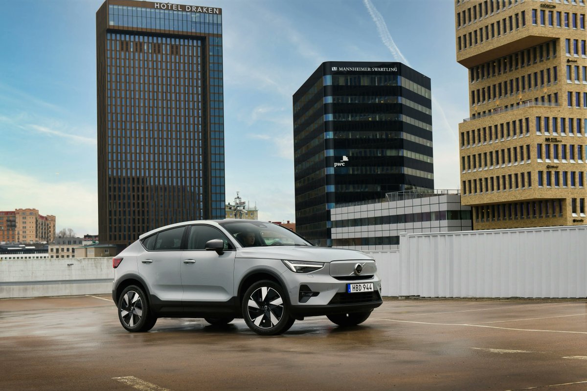 El #VolvoC40 #Recharge no te obliga a elegir entre la potencia y la conducción responsable. Solo tendrás que tomar asiento y disfrutar de la comodidad de la conducción con un único pedal y una aceleración suave, todo ello sin emisiones nocivas!!!. buff.ly/31yTd4t