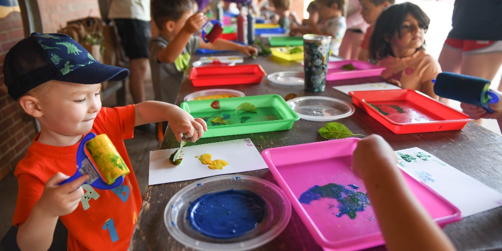 SSASummer's tweet image. This week, the East End Explorers Day Camp theme at the #SSAJuniorSchool was Paint, Pencils &amp;amp; Palettes. Campers enjoyed making leaf imprints, building legos and coloring, among other active outdoor activities. #SSASummerPrograms