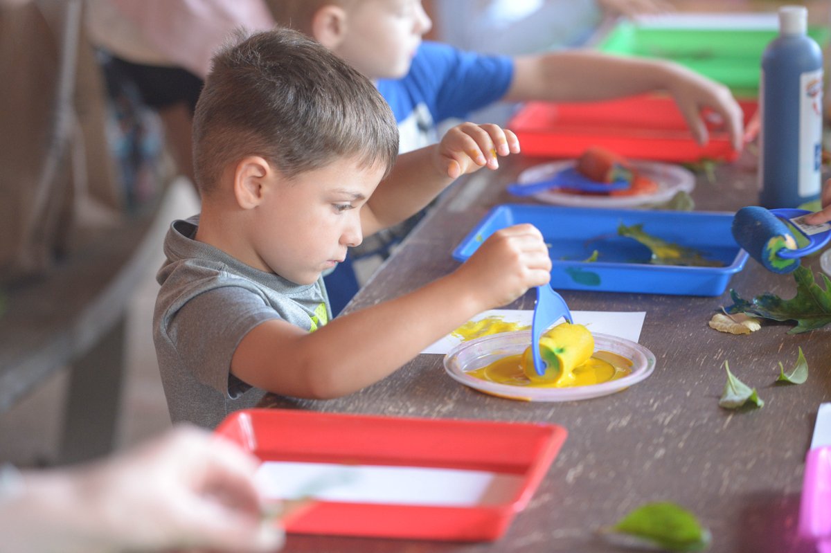 SSASummer's tweet image. This week, the East End Explorers Day Camp theme at the #SSAJuniorSchool was Paint, Pencils &amp;amp; Palettes. Campers enjoyed making leaf imprints, building legos and coloring, among other active outdoor activities. #SSASummerPrograms