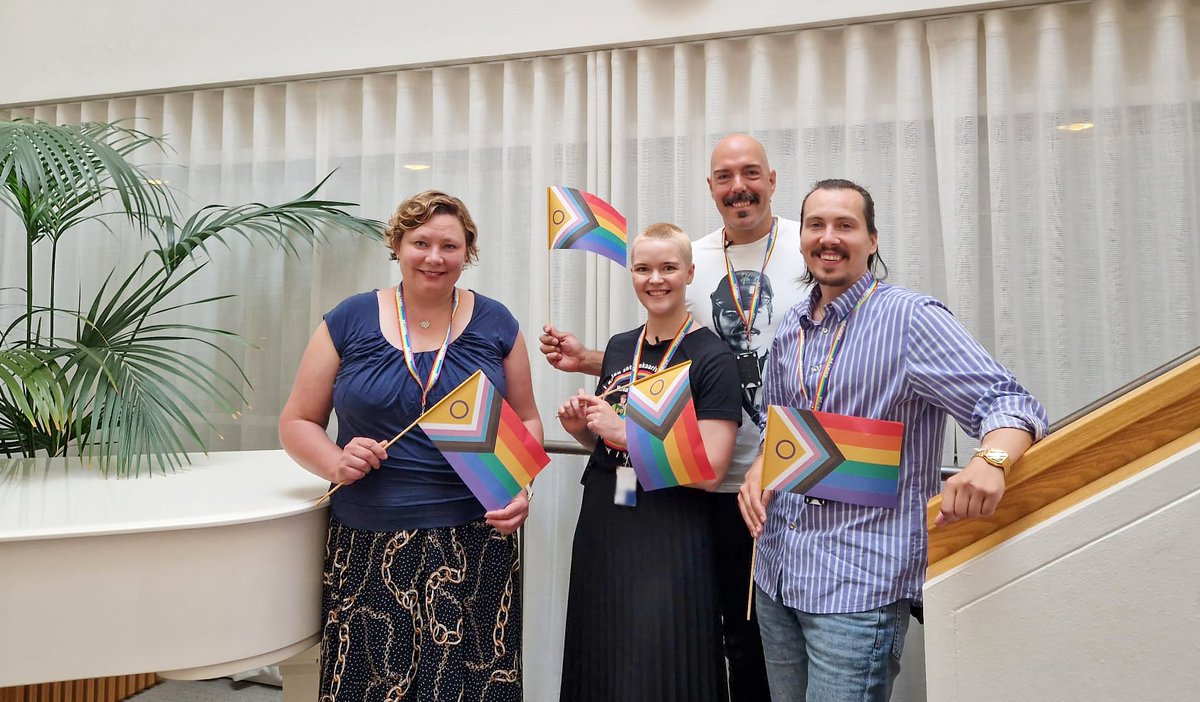 Kiitos kaikille Kela-aamun osallistujille! 🌈 Jos et päässyt tilaisuuteen, voit katsoa sen tallenteelta. 👇 sosiaalivakuutus.fi/sukupuolen-mon… Huomenna Pride-viikko huipentuu perinteiseen kulkueeseen, jossa myös Kela on mukana. Hyvää Pride-viikonloppua! 🎉 #KelaAamu #HelsinkiPride