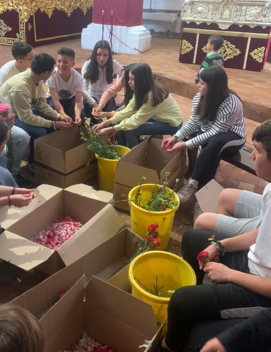 GJExpiracion's tweet photo. Hoy finalizan los trabajos de nuestro Grupo Joven con motivo de la Magna Mariana con el broche final; la despetalá.

Este equipo estará a partir de las 19:00 en ello, y se anima a todos los hermanos jóvenes de la hermandad a acudir a ello. https://t.co/KV2yh9EGGQ