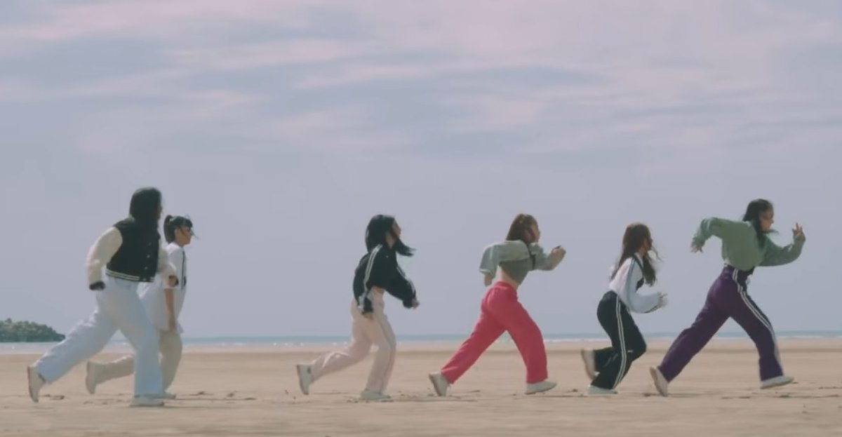 mainlyformaeg's tweet photo. can't find words para malaman niyo kung gaano ako kaproud sa inyo :(( grabe, you guys really worked hard for this! you all deserves a millions of views! i love you <3

TOUCHDOWN MV OUT NOW
#YGIGTouchdownMVOutNow 
#YGIG_TOUCHDOWNMV #YGIG @ygig_official https://t.co/CwcXNFgd4T