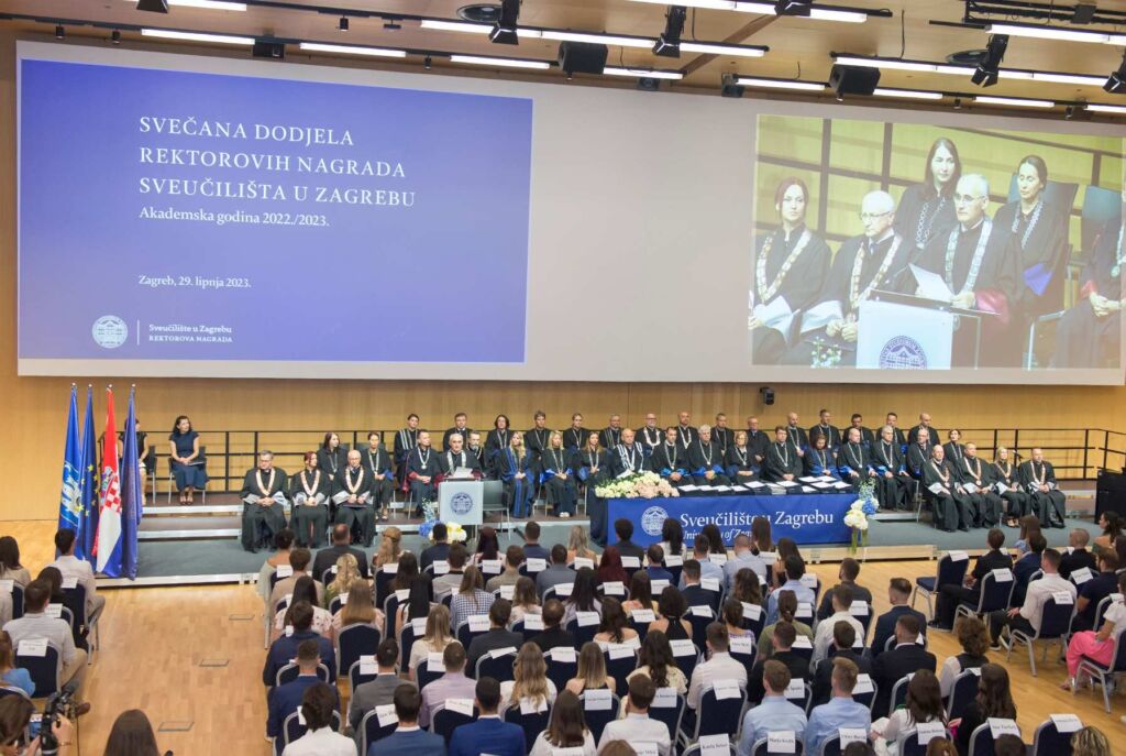 SveucilisteZG's tweet photo. 🎓 U novim prostorima Sveučilišta na Kajzerici 29. lipnja održan je niz događanja u povodu dodjele Rektorove nagrade. 🔝
Izložba postera nagrađenih radova ostaje otvorena za javnost do 10. srpnja. 🖼
🔗👉https://t.co/zsjoGoTWfK
#UniZg #mojesveuciliste #Rektorovanagrada #SEECEL https://t.co/8QX5rLhQRn