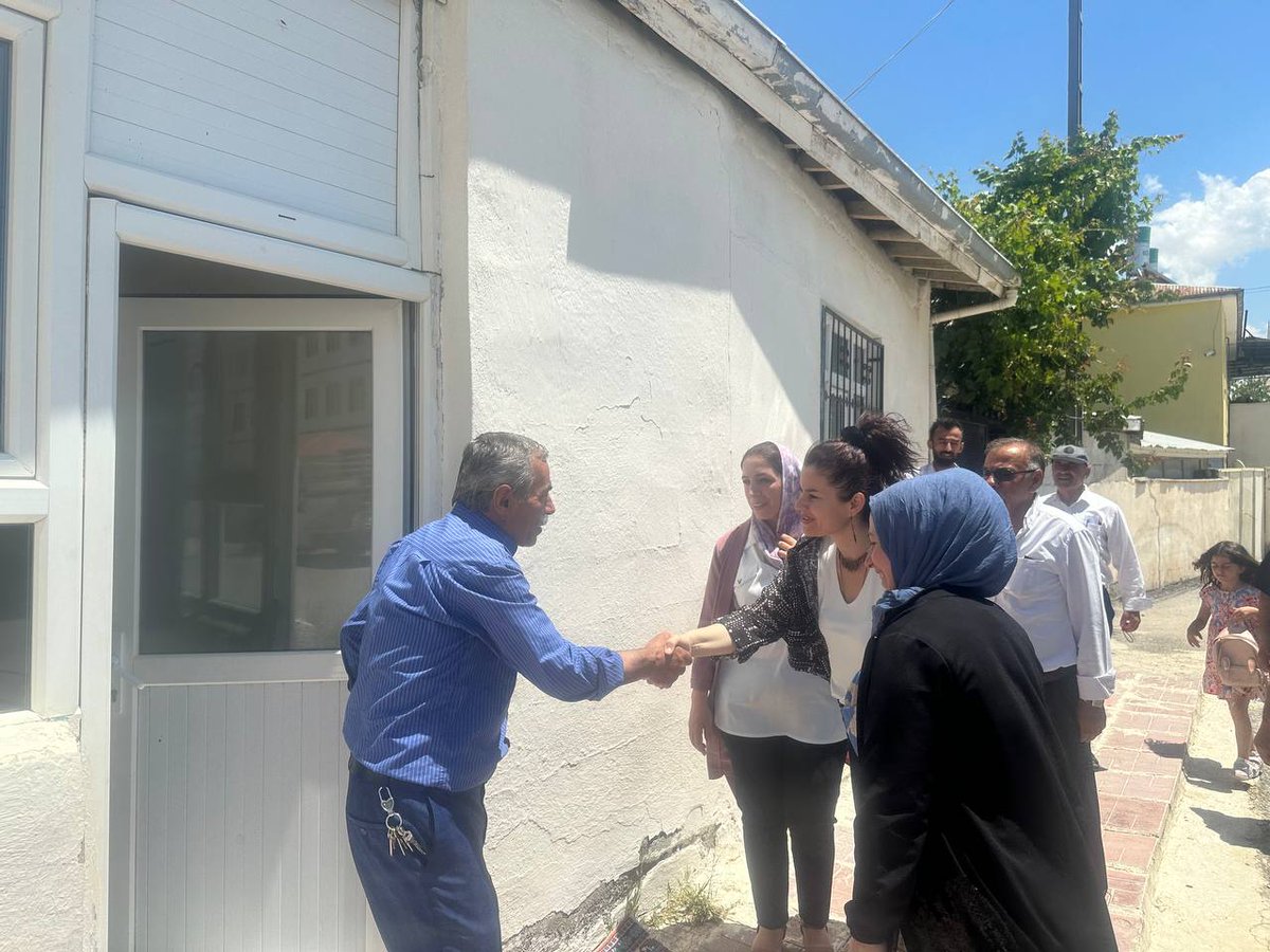 İl İlçe örgütlerimiz ve milletvekillerimiz Tuşba ilçesinde  halkımızla bayramlaştı. 

Tuşba ilçe Eş Başkanı Xane akkoş, Milletvekilimiz Gülcan Kaçmaz Sayyiğit ve il ilçe yöneticilerimizin olduğu heyet aile ziyaretleri ile halkımızla bayramlaştı.