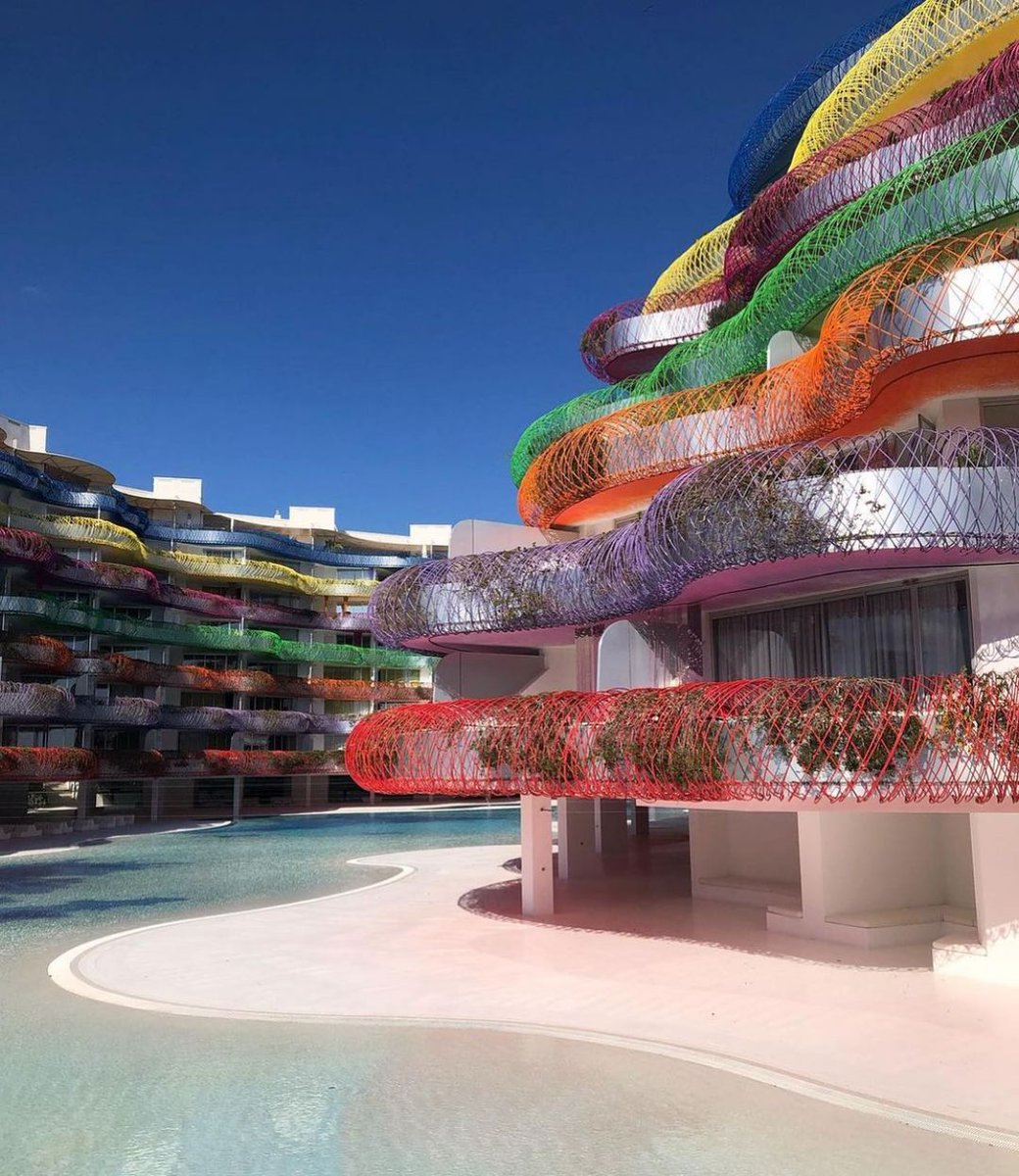 This is one of the most emblematic buildings on the Paseo Juan Carlos I and its architect, Jean Nouvel, was inspired by the curved shapes of nature, incorporating the beauty of the Ibizan landscape through its interaction with the Mediterranean Sea. The result is astounding!😍