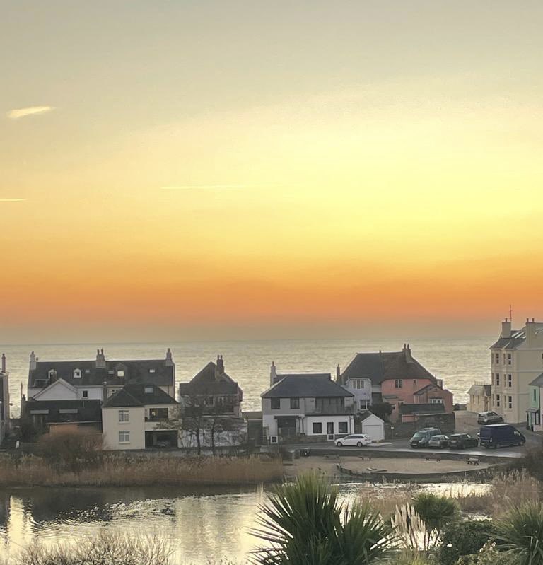 When you wake to much needed drizzle it’s lovely to look at a recent beautiful #sunrise ☀️ ⁣
⁣
We really could go with a decent amount of rain, at night would be perfect to keep Devon green 🌧️⁣
⁣
#SlaptonLey #NatureReserve #Sea #Ocean #DevonNeedsRain #StartBay #Torcross