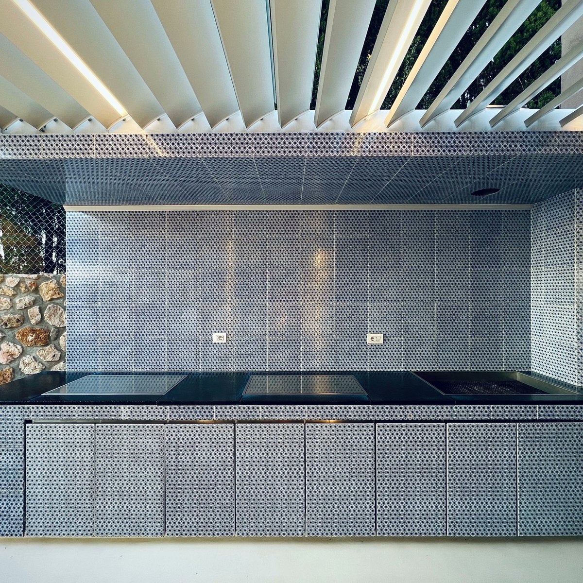 madeamanoitaly's tweet photo. We are happy to share the new project of Stipa+Architetti studio, The tiles of the Ossidi and Komon collection in the Blu Royal colour, they are used to cover an outdoor kitchen in Tuscan.
#madeamano #interiors #interiordesign #tiles #lavastone https://t.co/RqOUAMmQLt