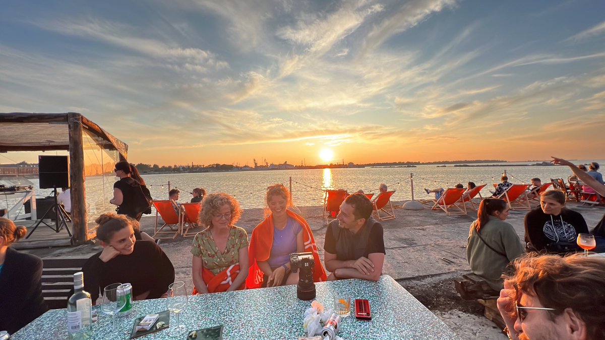 Falling in love with Tallinn a bit more everyday… 
What another phenomenal <a href="/EMBLtrec/">EMBLtrec</a> super site, combining everything that I love the most: passionate people, diatom interactions, great science, field work, <a href="/TaraOcean_/">Fondation Tara Océan</a>, wonderful hosts <a href="/TallinnTech/">TalTech - Tallinn University of Technology</a> and gorgeous sunsets 1/n