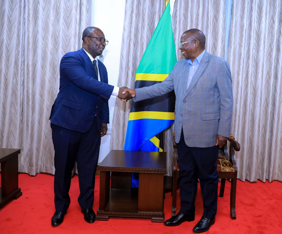 #PICHA:Makamu wa Rais wa Jamhuri ya Muungano wa Tanzania, Mheshimiwa Dkt. Philip Mpango, akiwa katika picha ya pamoja na Balozi wa Tanzania nchini Uturuki, Mheshimiwa Balozi Idd Seif Bakari , baada ya mazungumzo yao yaliofanyika Jijini Dodoma.