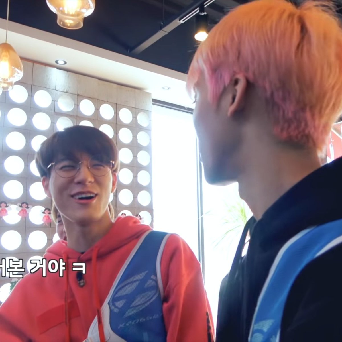 แจมิน : อะไรดีกว่ากัน เย็นหรือร้อน?
เจโน่ : สำหรับฉันคือเครื่องดื่มเย็นๆ
แจมิน : งั้นฉันจะสั่งอะไรที่ร้อนๆ
เจโน่ : แล้วถามทำไมอ่ะ

555555555555555555555555555555555555555555555555555555555555555555555555666