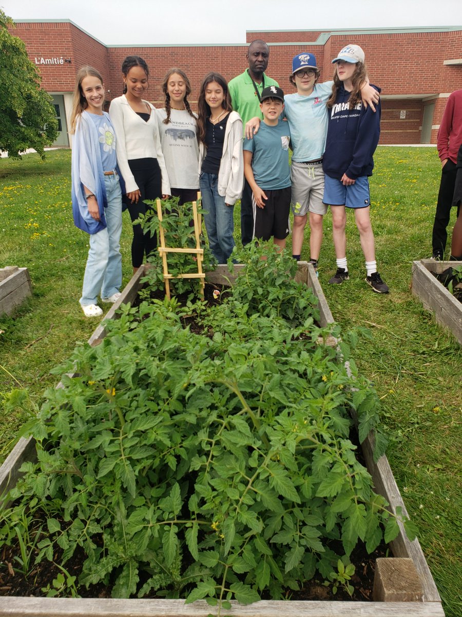 Voici les résultats et les fruits de l'engagement et de travail collectif des apprenants de 7e année dans le cadre du projet Éco École qui consiste à bâtir une communauté scolaire respectueuse de l'environnement.
Merci M. Laroque et M. Takou Yopa, bravo aux élèves.
 Bel été !!