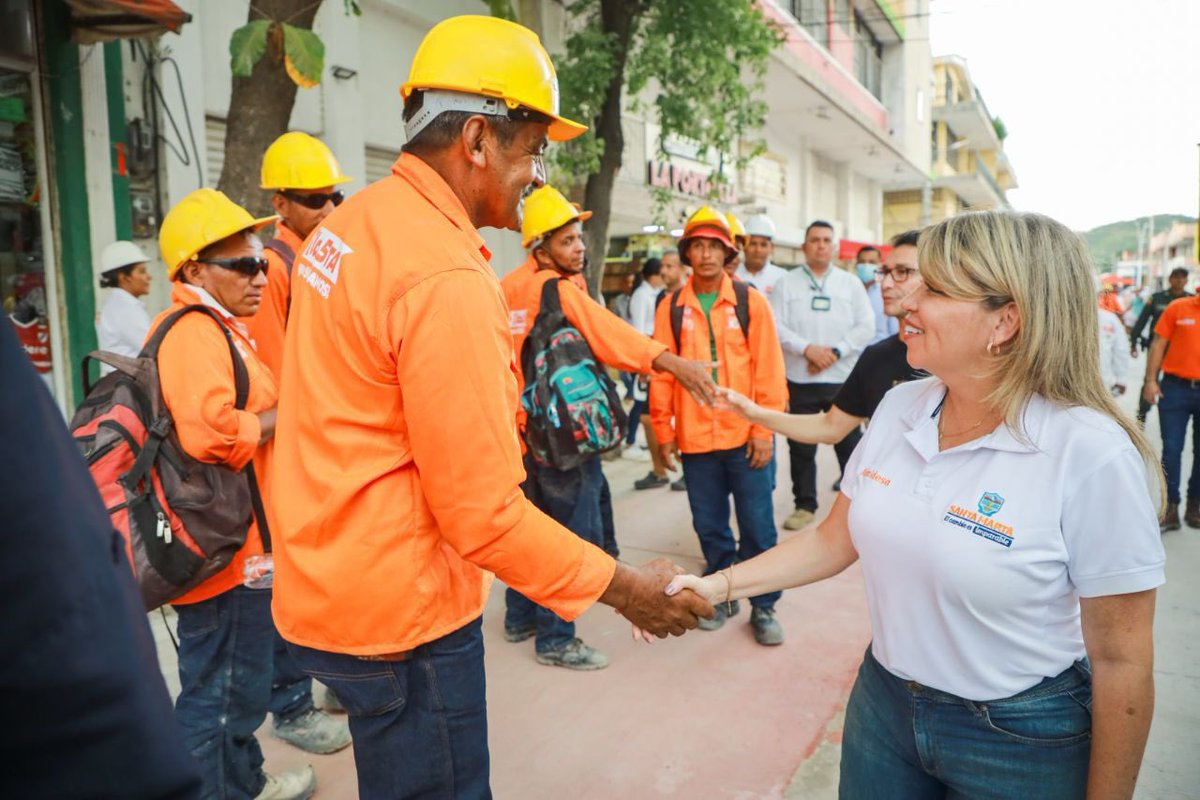 VirnaJohnson's tweet photo. ¡La 5ta Cambia! Junto al Gob. @carlosecaicedo recorrimos la obra, este sueño inició en su Alcaldía y la confianza de ustedes en  la continuidad del Cambio nos tiene muy cerca de materializarlo. Estamos construyendo el centro comercial más grande y exitoso de Santa Marta. https://t.co/I0azlnQSKV