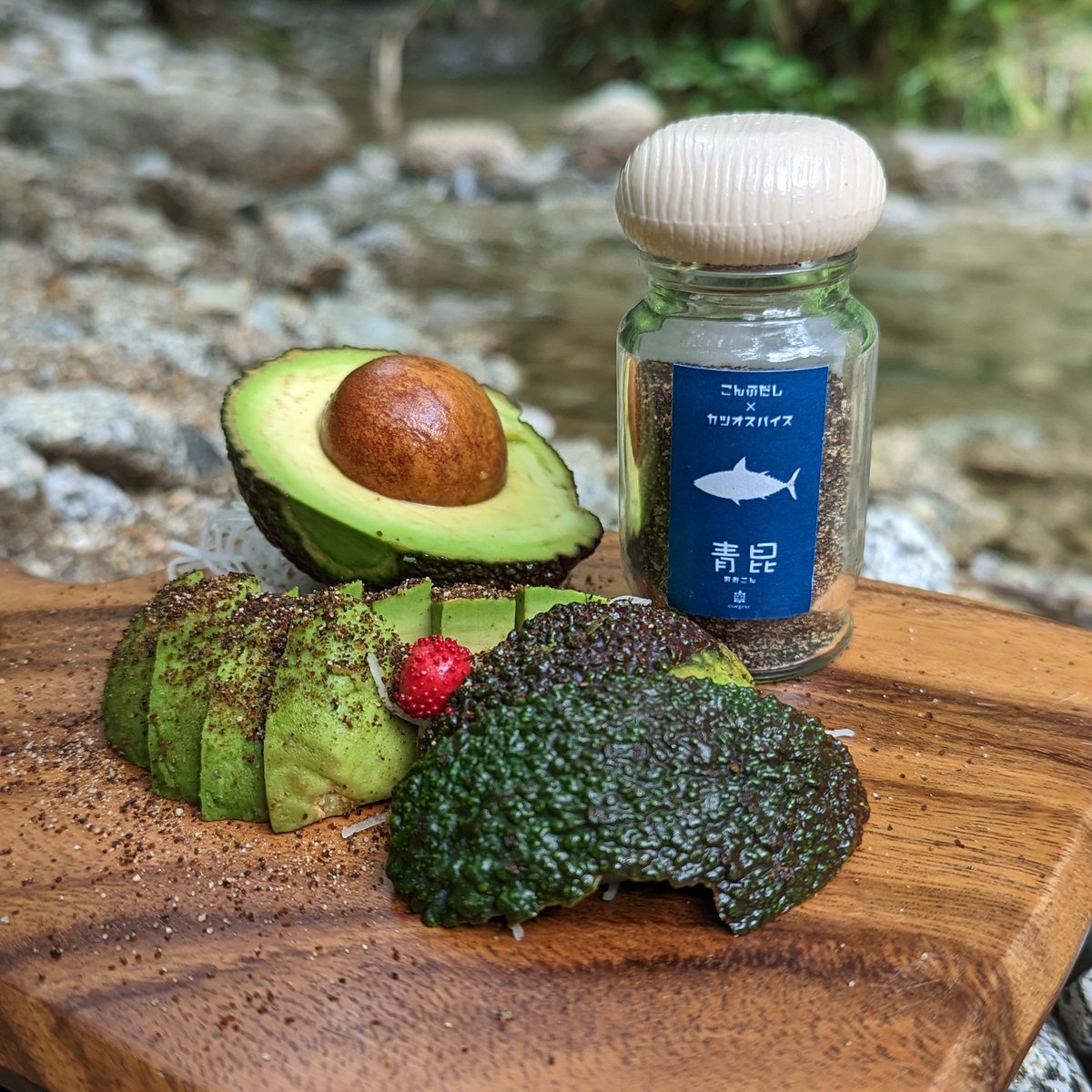 onegearofficial's tweet photo. アボカドサラダon青昆
生の熟れたアボカドに、青昆をたっぷりかけるだけ!
少し物足りないという方は、少し醤油をかけても美味しいですよ!お好みのドレッシングに昆スパイスをかけたりするのもオススメです。
#昆布スパイス #昆スパイス #onegear #ワンギア https://t.co/lqZ2lFr0RX