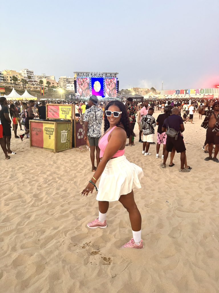rozieyxr's tweet photo. Having the time of my life. #afronationportugal #Barbieszn https://t.co/qvexQL9cmE