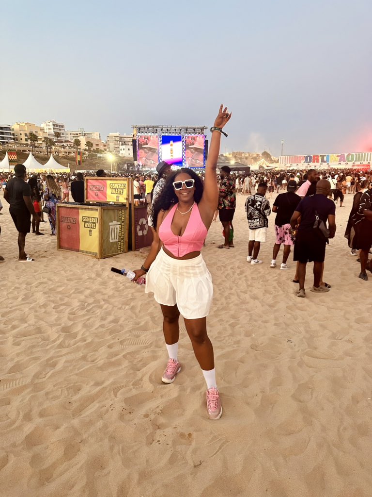 rozieyxr's tweet photo. Having the time of my life. #afronationportugal #Barbieszn https://t.co/qvexQL9cmE