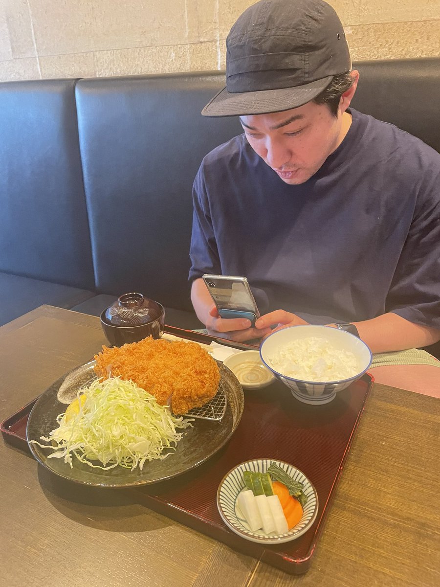 今日は昼にダイさんに武信に連れてってもらう。
人生のベスト豚カツ決定。ひと口目感動しすぎてうなだれてしまった。
人生で1番〜と言い、ちょい残しするトニー。常軌を逸してる。 https://t.co/seT1IzeW5l